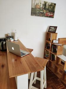 uma mesa de madeira com um computador portátil em cima em Vuelta de Obligado Apartment em Buenos Aires