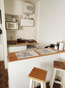 uma pequena cozinha com um balcão e um lavatório em Vuelta de Obligado Apartment em Buenos Aires