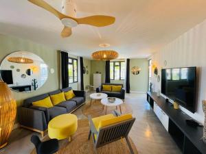 un soggiorno con divano e TV di LUXURY MODERN apartment - Excellent location 50m from the beach, restaurants, bars, shops a Flic-en-Flac