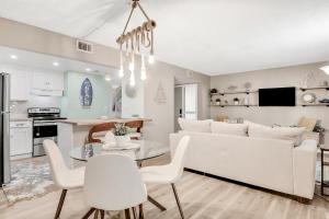 Η κουζίνα ή μικρή κουζίνα στο Lovely condo with pools, tennis, central AC, & washer/dryer - snowbird-friendly