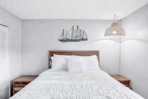 Ένα ή περισσότερα κρεβάτια σε δωμάτιο στο Lovely condo with pools, tennis, central AC, & washer/dryer - snowbird-friendly +22 φωτογραφίες