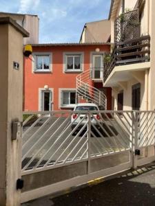 samochód stoi przed budynkiem w obiekcie Spacieux studio dans résidence avec parking privé w mieście Clermont-Ferrand