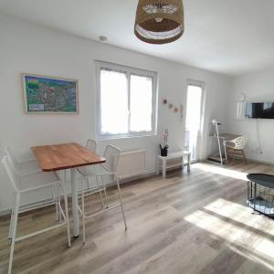 Telewizja i/lub zestaw kina domowego w obiekcie Spacieux studio dans résidence avec parking privé