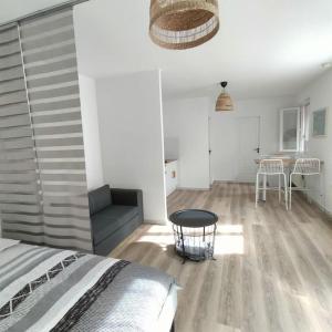 Część wypoczynkowa w obiekcie Spacieux studio dans résidence avec parking privé