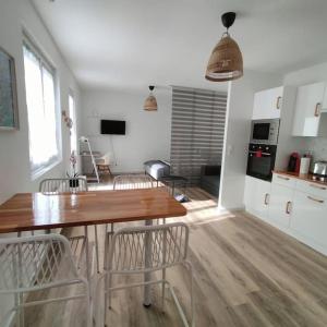Kuchnia lub aneks kuchenny w obiekcie Spacieux studio dans résidence avec parking privé