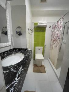 een badkamer met een wastafel en een toilet bij Bamboo Bay Condominium T1 in Nawanao