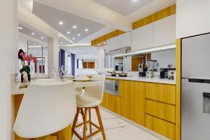 una cocina con electrodomésticos blancos y armarios de madera en Seven Boutique 10, en Cancún