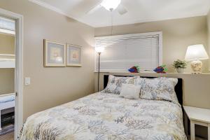 Schlafzimmer mit einem Bett und einem Fenster in der Unterkunft Sea Side Villas 163 in Hilton Head Island
