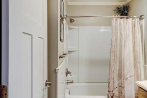ein Badezimmer mit einem Duschvorhang neben einer Badewanne in der Unterkunft Sea Side Villas 163 in Hilton Head Island