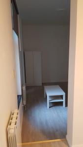 een kamer met een tafel en een bank erin bij B44 appartment in Brussel