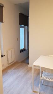 een lege kamer met een tafel en een raam bij B44 appartment in Brussel