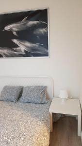 een witte slaapkamer met een bed en een witte tafel bij B44 appartment in Brussel