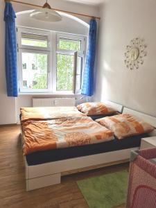 um quarto com 2 camas em frente a uma janela em FeWo-Regenbogen-Dresden em Dresden