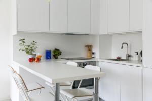 Una cocina o kitchenette en Tree&Lake Apartament Warszawa