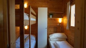 a room with two bunk beds in a cabin at Vakantiehuis Porlezza in Porlezza