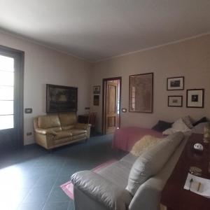 Casa VINCENZO 130 mq con 2 Bagni ed ingresso esclusivo dal giardino في Felino: غرفة معيشة مع أريكة وسرير