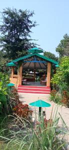 Corbett Nature Retreat外面的花园
