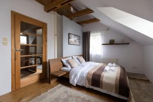ein Schlafzimmer mit einem Bett und einem Dachgeschoss in der Unterkunft Klimatyczny dom w Krakowie in Krakau
