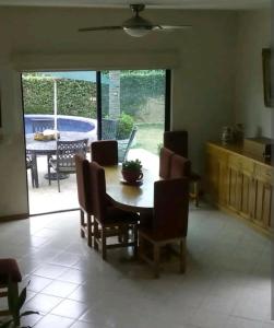 uma cozinha e sala de jantar com mesa e cadeiras em Delfin bnb em Cruz de Huanacaxtle