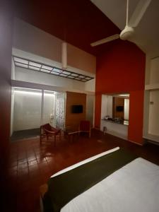 Postel nebo postele na pokoji v ubytování Presidency Artotel, Kochi