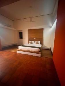Postel nebo postele na pokoji v ubytování Presidency Artotel, Kochi