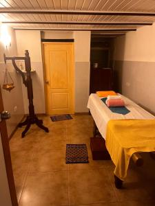 Postel nebo postele na pokoji v ubytování Presidency Artotel, Kochi
