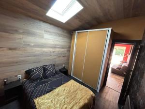 - une chambre avec un lit et une porte coulissante en verre dans l'établissement Appartement très agréable proche tous commerces, à Meschers-sur-Gironde