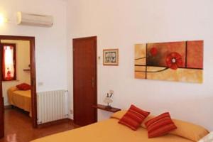 ein Schlafzimmer mit 2 Betten und einem Wandgemälde in der Unterkunft Fewo Sole e Azzurro in Capoliveri