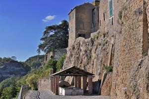 ein Gebäude an der Seite eines Berges in der Unterkunft Palazzo Granaroli in Bagnoregio