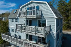 una vista aérea de una casa con terraza en 2BR Condo w/ Ocean Views in Downtown SW Harbor, en Southwest Harbor