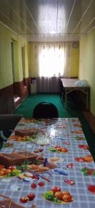 einen langen Tisch mit Teller mit Lebensmitteln drauf in der Unterkunft AliveNino in Xınalıq