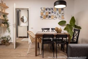 uma sala de jantar com mesa e cadeiras em Casa269b - Cozy house with scandinavian design em Moieciu de Jos