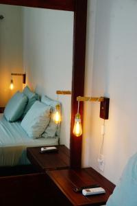 1 dormitorio con 1 cama y 2 lámparas en una mesa en Boca Simon Vacation Curacao, en Willemstad