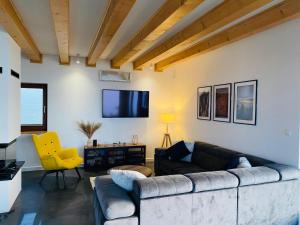 un soggiorno con un divano e una TV di Scenic Chalet Malowniczy Domek a Szlembark
