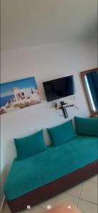 TV a/nebo společenská místnost v ubytování Studio avec piscine cabo dream a cabo Negro 97