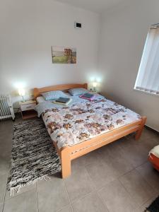 Una cama con dos libros en un dormitorio en Apartman Ankica, en Golubac