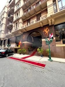 alfombra roja frente a un edificio en Cosmopolitan hotel en El Cairo
