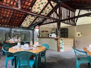 un patio con mesas y sillas y una cocina. en Casa Tropical Playa Grande, en Cuajiniquil