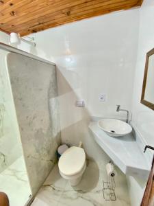 a bathroom with a toilet and a sink at Pousada Aruanã in Arraial d'Ajuda