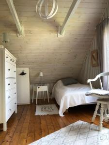 מיטה או מיטות בחדר ב-Ferienhaus am Vänern mit Seeblick