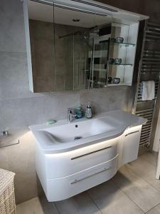 ein Badezimmer mit einem weißen Waschbecken und einem Spiegel in der Unterkunft Hillview House in Bellaghy