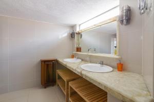 een badkamer met twee wastafels en een spiegel bij Acropolis View apartment 120sqm in Athene +53 foto's