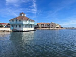 a house on a dock in the middle of the water at Agréable studio Barcares in Le Barcarès