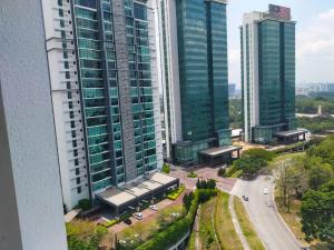 uma vista aérea de uma cidade com edifícios altos em Shaftsbury residence cyberjaya studio suites with free parking em Cyberjaya