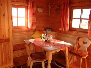 una sala da pranzo con tavolo e 2 sedie di Siegi's Ferienhütte a Fendels