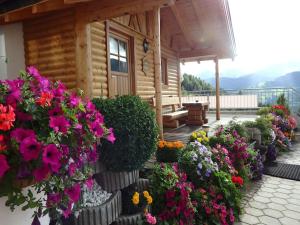 un mazzo di fiori davanti a una cabina di Siegi's Ferienhütte a Fendels