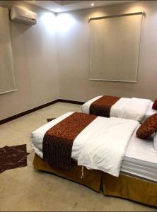 1 Schlafzimmer mit 2 Betten in einem Zimmer in der Unterkunft فيو بلس للشقق الفندقية in Chamis Muschait