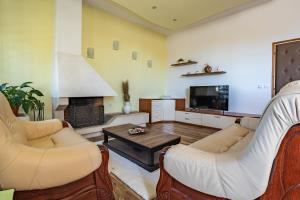 - un salon avec deux canapés et une cheminée dans l'établissement Apartments Nina, à Zadar