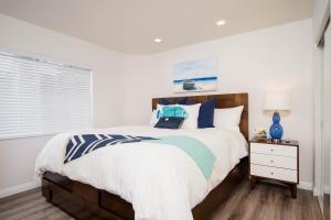 um quarto com uma cama grande e almofadas azuis em Hideaway Unit D em San Clemente