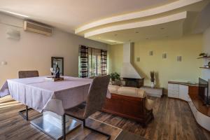 - un salon avec une table et un canapé dans l'établissement Apartments Nina, à Zadar